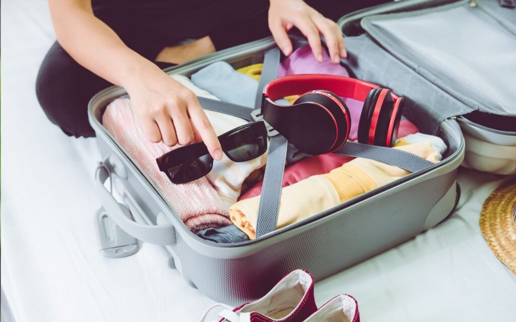 viajar apenas com uma mala de mão é uma estratégia simples para economizar.
