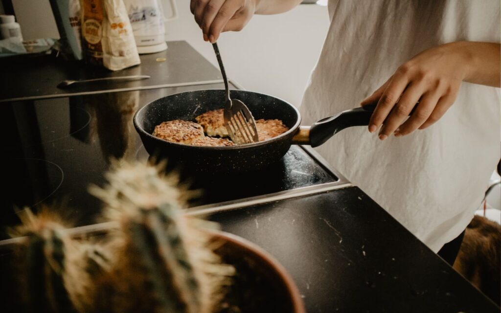para viajar barato pelo Brasil, a dica é evitar restaurantes turísticos e optar por onde os locais costumam comer — mercados municipais, feirinhas e pequenas lanchonetes, por exemplo.