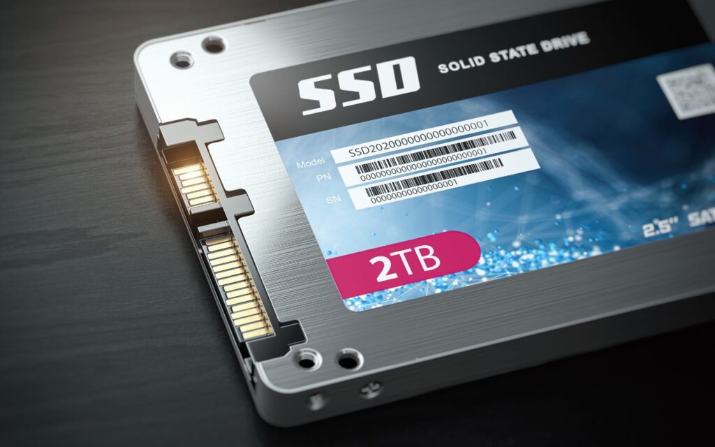 Já o SSD utiliza chips de memória flash, semelhantes aos usados em pendrives e cartões de memória, para armazenar dados. Como não possui partes móveis, é muito mais rápido e resistente que um HD. A inicialização do sistema operacional, por exemplo, pode ser até 10 vezes mais rápida em um computador com SSD.