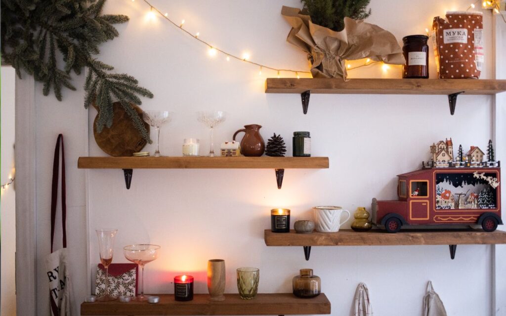 Ideias Criativas para Aproveitar Cada Canto da Sua Casa: Aposte em luminárias embutidas, fitas de LED, spots direcionáveis e abajures para destacar pontos específicos da casa.