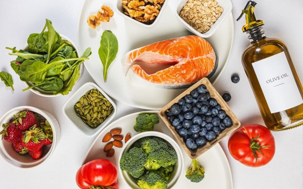 Como começar a emagrecer sem dietas malucas: Dê preferencia a alimentos integrais, como frutas, legumes, grãos integrais, proteínas magras e gorduras saudáveis