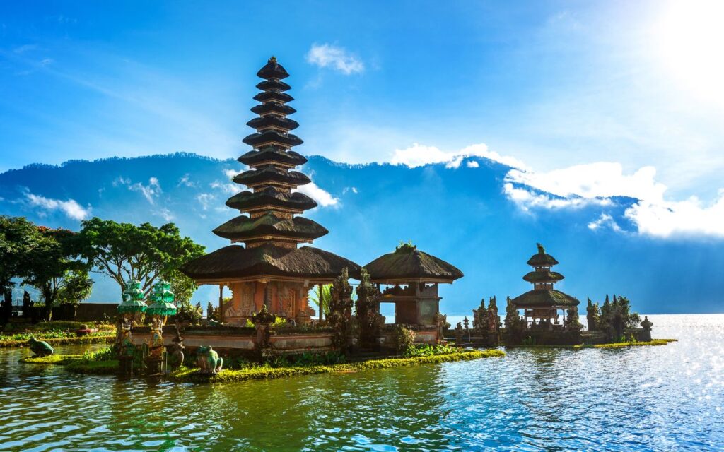 Países que Não Exigem Visto para Brasileiros - Pura Ulun Danu Bratan - Templo hindu na Indonésia.