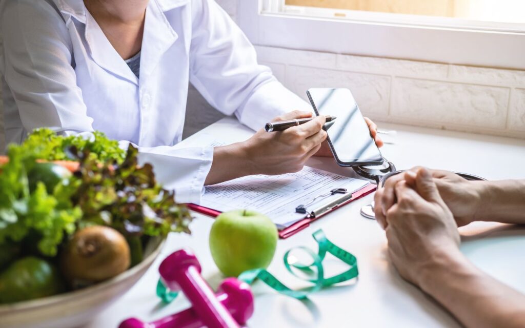 Reeducação Alimentar - Consultar um nutricionista é fundamental para iniciar a reeducação alimentar de forma adequada.